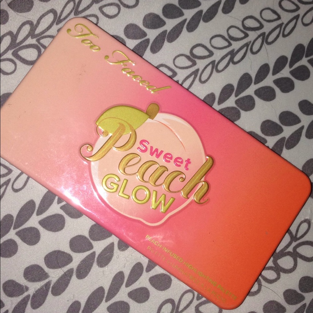 Too Faced Sweet Peach Glow Palette